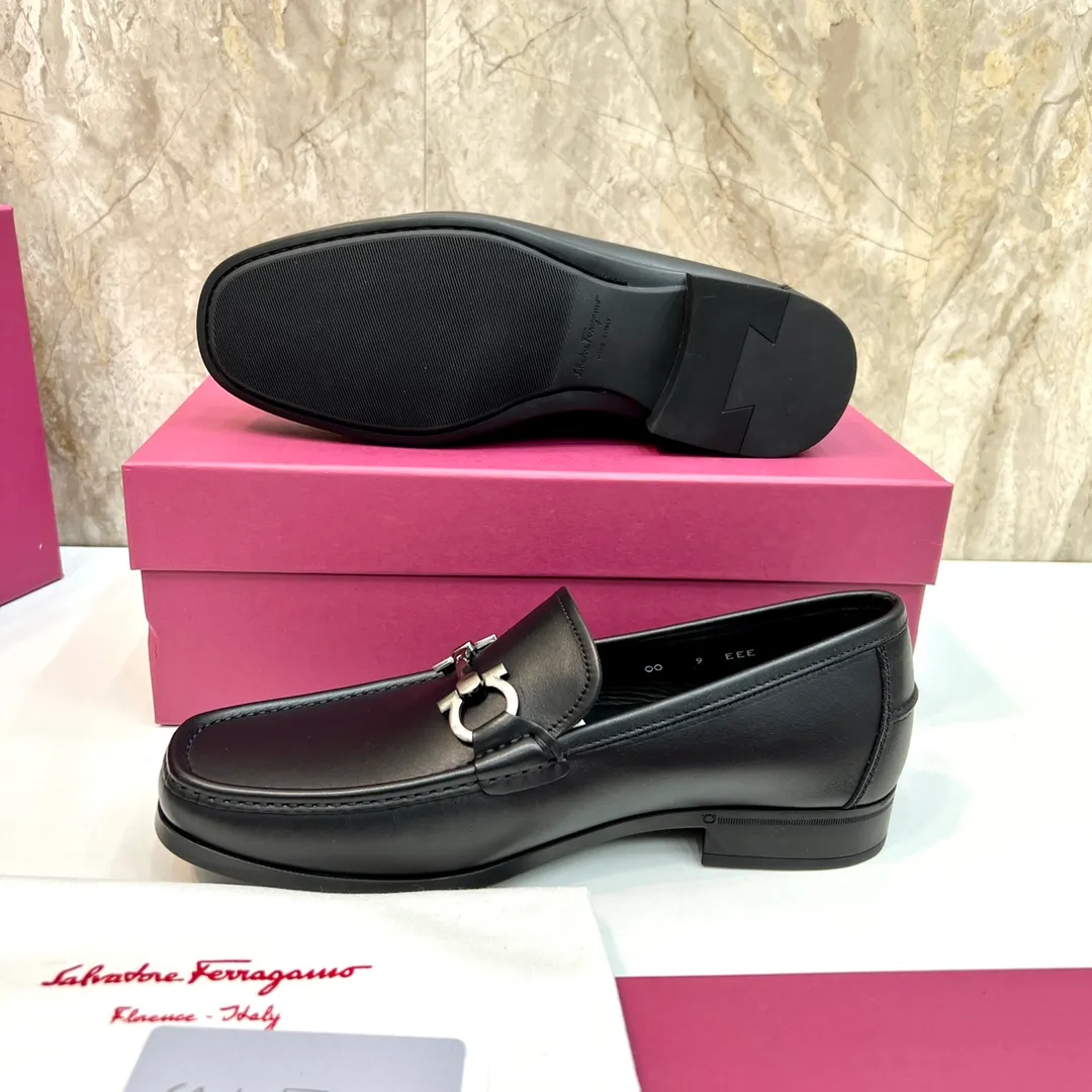 Original quality P780 Brand: Ferragamo Standard size: Men's size 39–44 (38.45 can be customized) Grade: Same style as the official website High-quality men's shoes Material: Customized first-layer calfskin with water-dyed cowhide lining Cowhide tiptoe Original non-slip and wear-resistant rubber outsole Style category: Men's formal business leather shoes are young and fashionable European and American trends British style Casual matching and comfortable feet Color: actual picture
